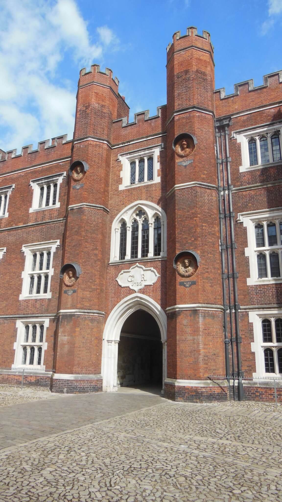 A building in red brick of the Hampton Court Palace.